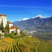 tisens schloss lebenberg und umgebung herbst