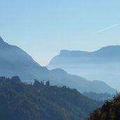 blick auf riffian dahinter schenna im dunst herbst