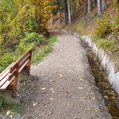 schenner waalweg im herbst bei ortsteil sankt georgen