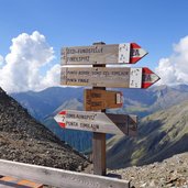 wegweiser am niederjoch similaunhuette