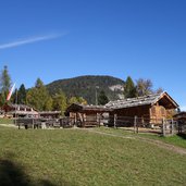 Rainguthof Gfrill Tisens Uebersicht Jausenstation