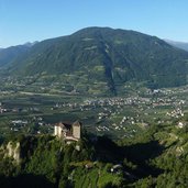 aussicht seilbahn hochmuth auf schloss tirol und meranerland