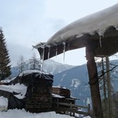 schnee eiszapfen am dach