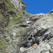 kleiner wasserfall und schneescholle bei schieferlacke