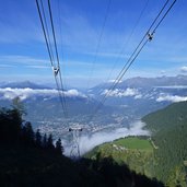 meran bergbahn nebelwolken ueber meranerland