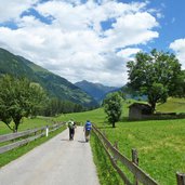 wanderer bei breiteben richtung st leonhard passeier