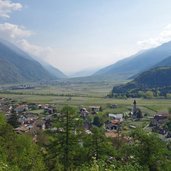 blick auf morter und vinschgau bei latsch fruehling