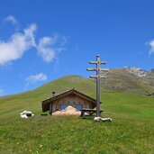 almwiesen dahinter jaufenkamm bei hochwart und kreuzspitze