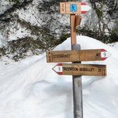 wegweiser steinrast ulten winter