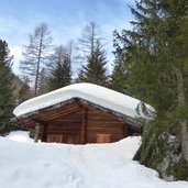 huette am weg nr von steinrast nach st moritz ulten winter