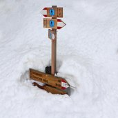 weg nr von steinrast nach st moritz ulten winter wegweiser