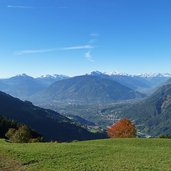 herbstblick von oberkirn auf meraner talkessel