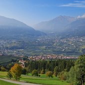 aussicht meranerland ab schenna hoefeweg herbst nebel