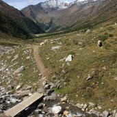 Meraner Hoehenweg Nord talauswaerts Pfossental Bruecke