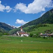 blumenwiese kirche st leonhard mit blick richtung jaufenpass