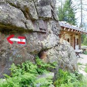 RS Almen unbewirtschaftete Holzschlag Alm Felsen Wanderweg Wegweiser