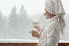 Adobe Stock shortstay winter schnee person balkon hotel coffee