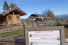 Rainguthof Gfrill Tisens Schild Willkommen bei den Schafen