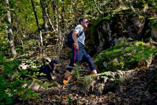 RS C sunnseiten steig burgstall voeran person hund