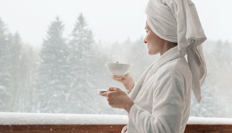 Adobe Stock shortstay winter schnee person balkon hotel coffee